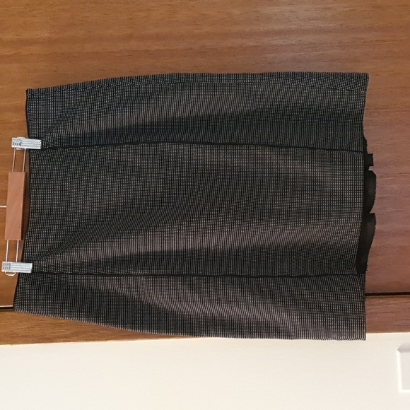 White House Black Market lined skirt - Picture 2 of 3